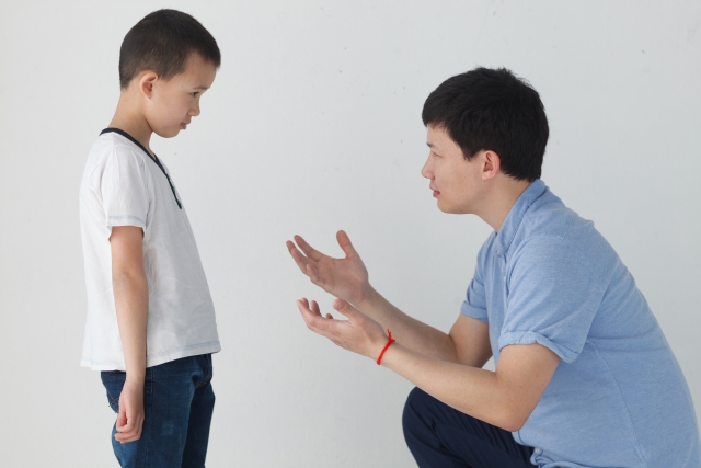 子どもを叱りすぎると「指示待ち人間」になる！？叱ることの影響を考える
